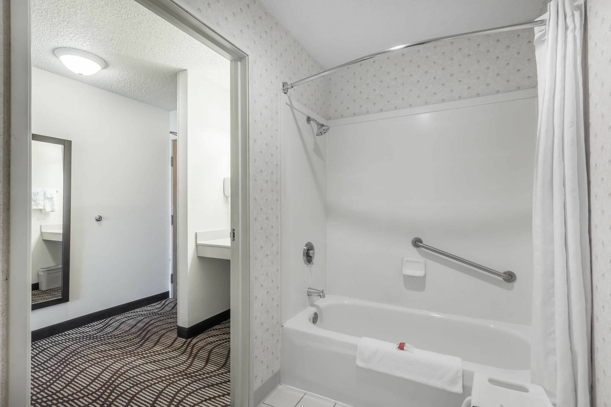 Ramada By Wyndham Coeur D'Alene Hotel Exterior photo